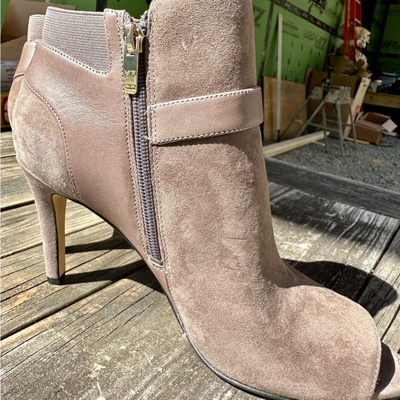 NEW Marc Fisher Dark Gray Suede zip up Bootie size 9M - Picture 6 of 10